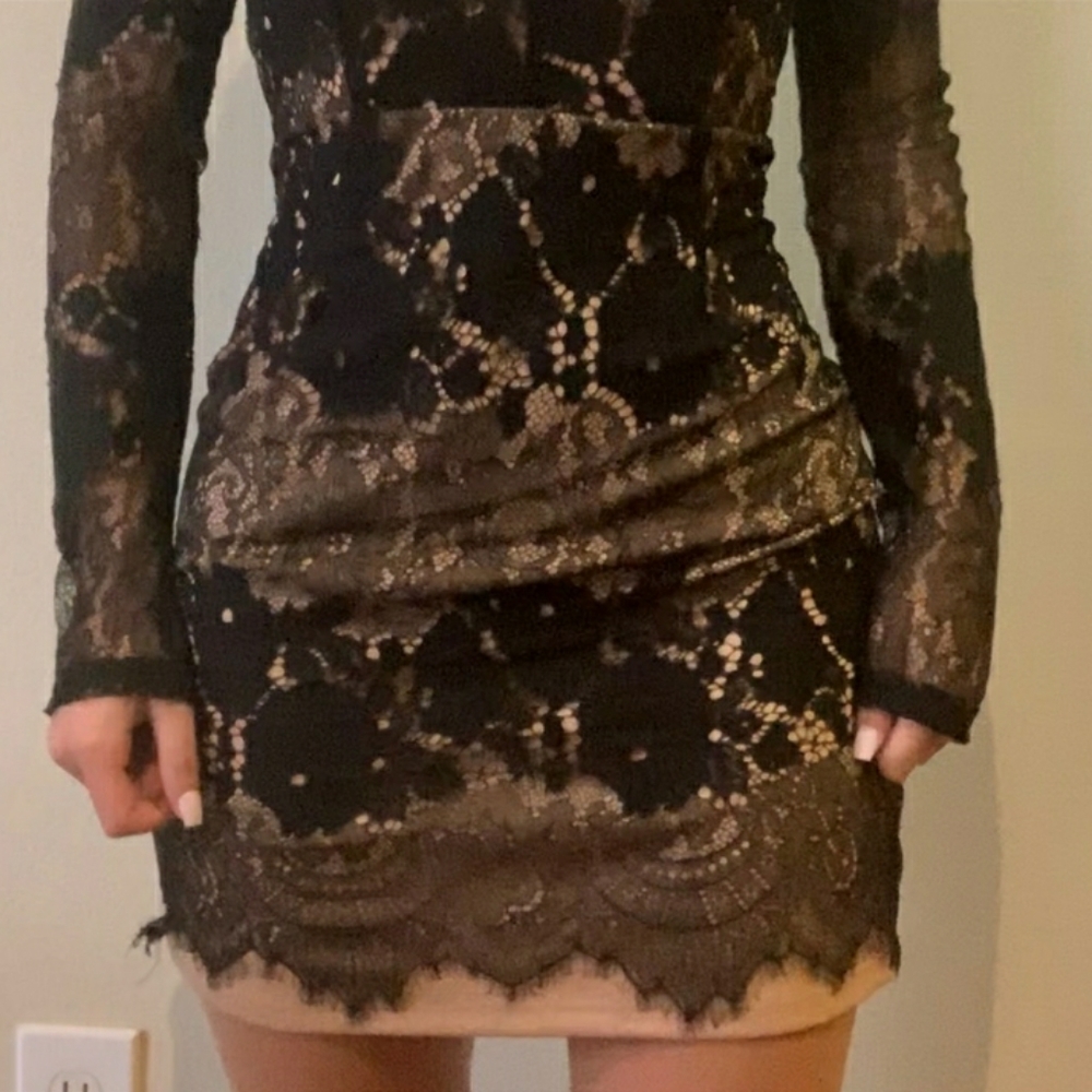 Lace dress - Picture 3 of 3